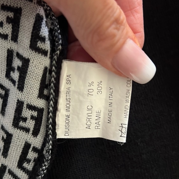 Authentic Fendi zucca shirt - Picture 6 of 11